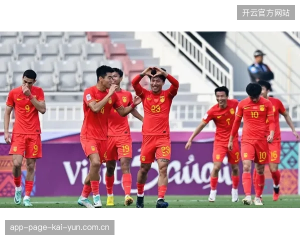 日本队防线遭遇严峻考验，多名中后卫及核心后腰的健康状况直接影响球队防守稳定性